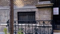 Kovácsoltvas korlát az ELTE Trefort Ágoston Gyakorló Gimnázium bejáratánál